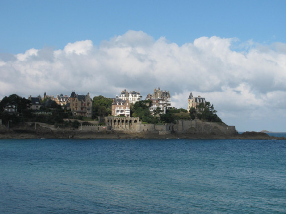 Facing Dinard