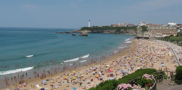 La Grande Plage facing the Hotel de Paris and the lighthouse, Biarritz. Photo GLK.