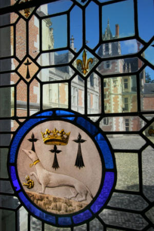 Ermine window looking out to the Louis XII wing at Blois. © Château Royal de Blois.