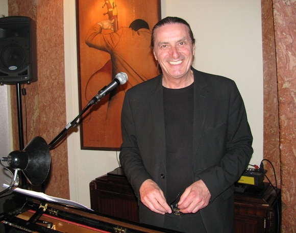 Daniel Rocat, in-house pianist and musical programmer at the Hotel Lutetia. (c) GLKraut