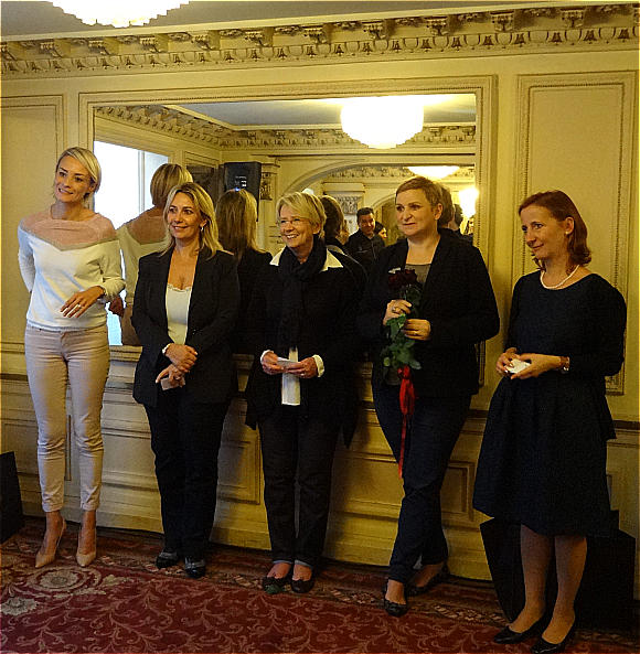 October 2013 inductees into the Club des Gourmandes, l. to r., Natacha Harry, Isabelle Bourdet, Mercotte, Sonia Ezgulian and Catherine Guérin. They are facing head pastry chef Christophe Appert, reflected in the mirror. Photo GLKraut.