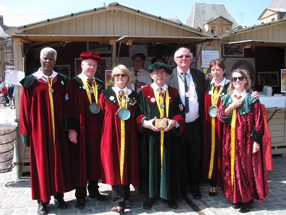 Bernqrd Giraud (without robe) with the Brotherhood of Tripe-lovers (Confrérie des Tripophages). GLK.