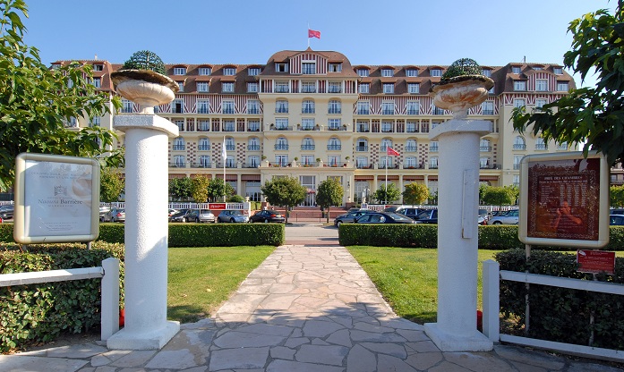 Entrance to the Hotel Royal Barriere on the beach side, Deauville. Photo OT Deauville.