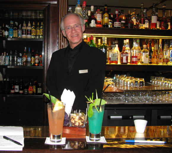 Gilles Guyomarche bartender at the Hotel Lutetia with Gary's Cocktail and Buster Blue (c) GLKraut