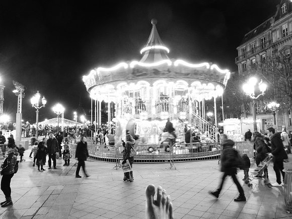 The carousel in front of Paris City Hall. (c) 2013, Va-nu-pieds.
