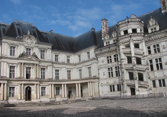 Château de Blois, Gaston's wing to the left, François Ier's to the right. Photo GLK.