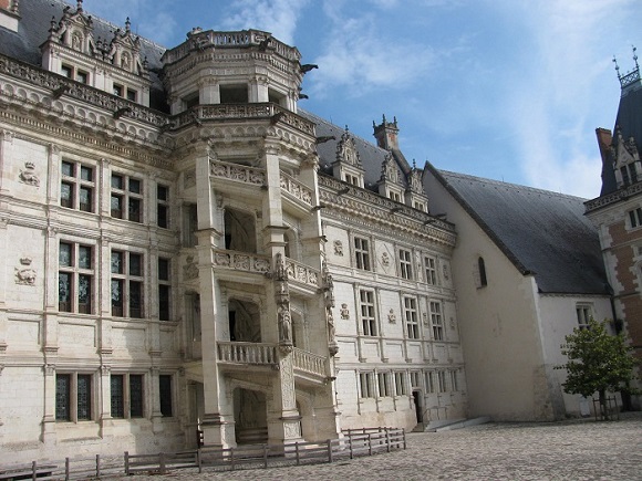 Château de Blois, François Ier's wing and staircase to the left of the Great Hall of 1214 and a sliver of the Louis XII wing. Photo GLK.