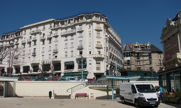 A former grand hotel at the heart of the hot springs section of town, near the Casino-Theater, with a villa under restoration between the two. View from just in front of the Grands Thermes, beside the patio of the casino restaurant. Photo GLK.
