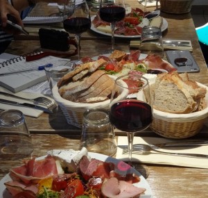Cheese, wine and cold-cut tasting at Fil'O'Fromage. Photo GLK.