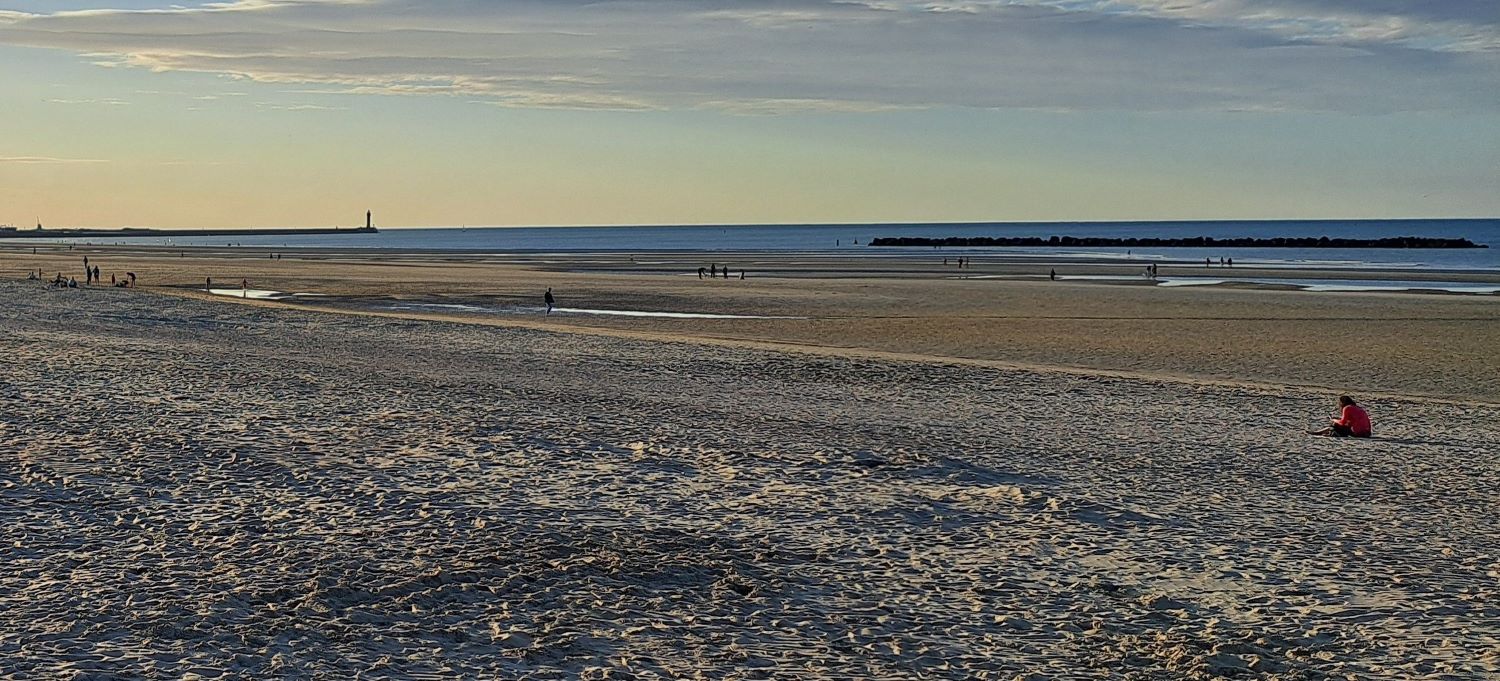 Dunkirk - Stretch of beach and distant pier, a portion of the site of the evacuation of 1940. Photo GLKraut.