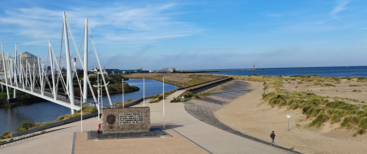 View to the war monument and evacuation pier at the start of the digue and the beach in Malo-les-Bains, Dunkirk. Photo GLK.