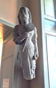Goddess of tennis in the Dupuy-Mestreau Museum, Saintes. Photo GLK.