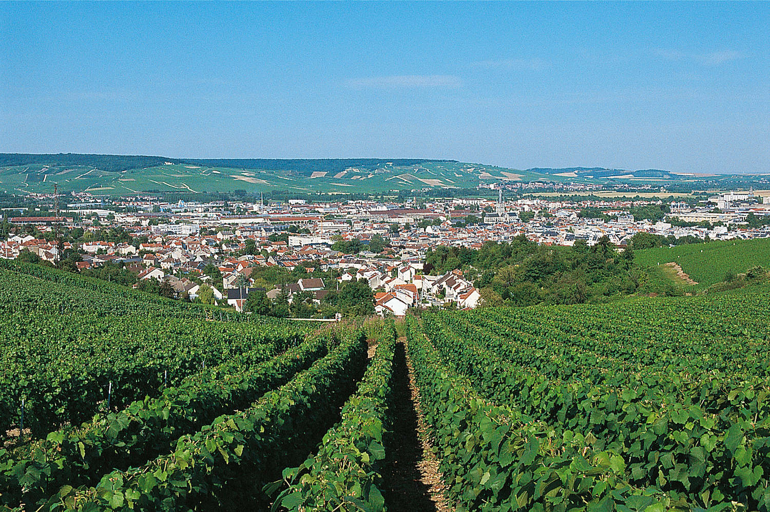 Epernay view toward a Champagne daytrip from Paris © Ville d'Epernay