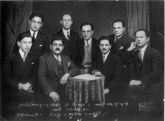 Founders of the Medem Library, Paris, in 1929. Kiva Vaisbrot, the library’s first director is upper left.