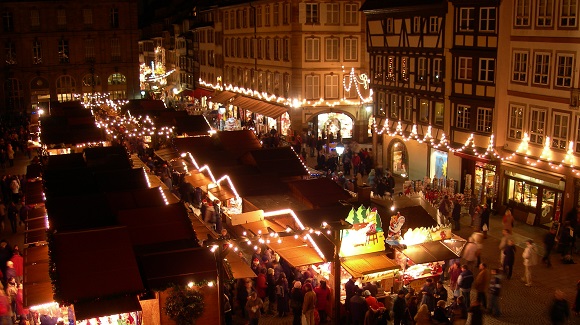 Christmas market by Strasbourg Cathedral © C. Fleith