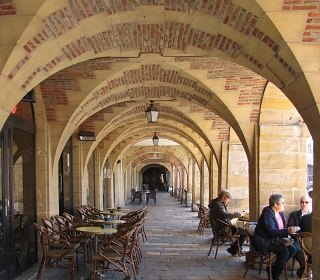 Under the arcades of Place Ducale. GLK.