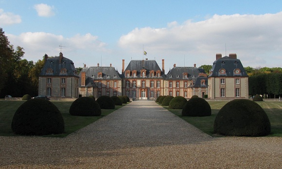 The approach to the Chateau de Breteuil. Photo GLK.