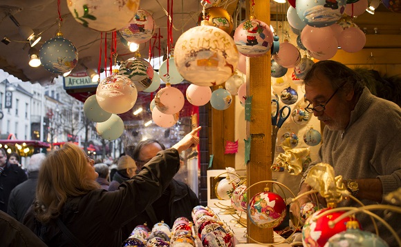 Buying Christmas balls as the holiday village in Reims. (c)Carmen Moya.