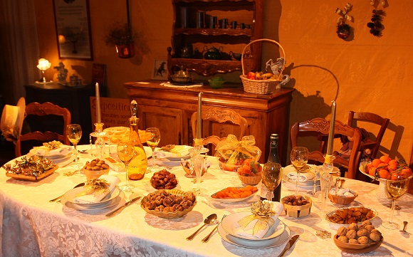 Christmas table in Provence with the 13 desserts. (c) Alain Hocquel - Coll. CDT Vaucluse.