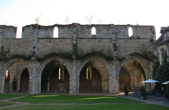 Ruins of the abbey church beside the hotel patio at Vaux de Cernay. Photo GLK.