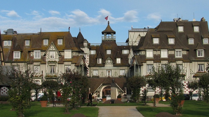 Entrance to Hotel Normandy Barriere on the town side, Deauville. Photo GLK.