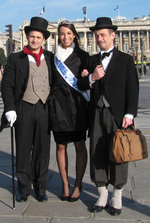 Miss Mimosa Mandelieu-La Napoule with, left, Phileas Fogg and, right, Jean Passepartout, Place de la Concorde, Paris. Photo GLKraut.