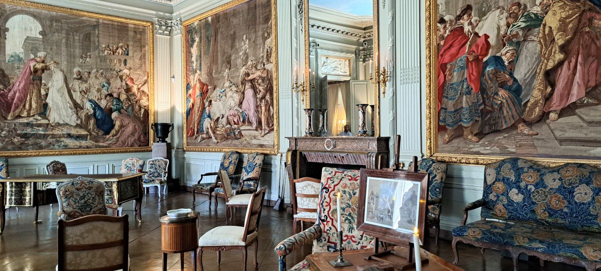Le grand salon, a drawing room at La Roche-Guyon. © GLK.