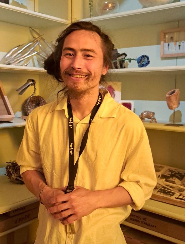 Sculptor Yoshikazu Goulven Le Maître in the cabinet of curiosities at La Roche-Guyon. Photo © GLK.