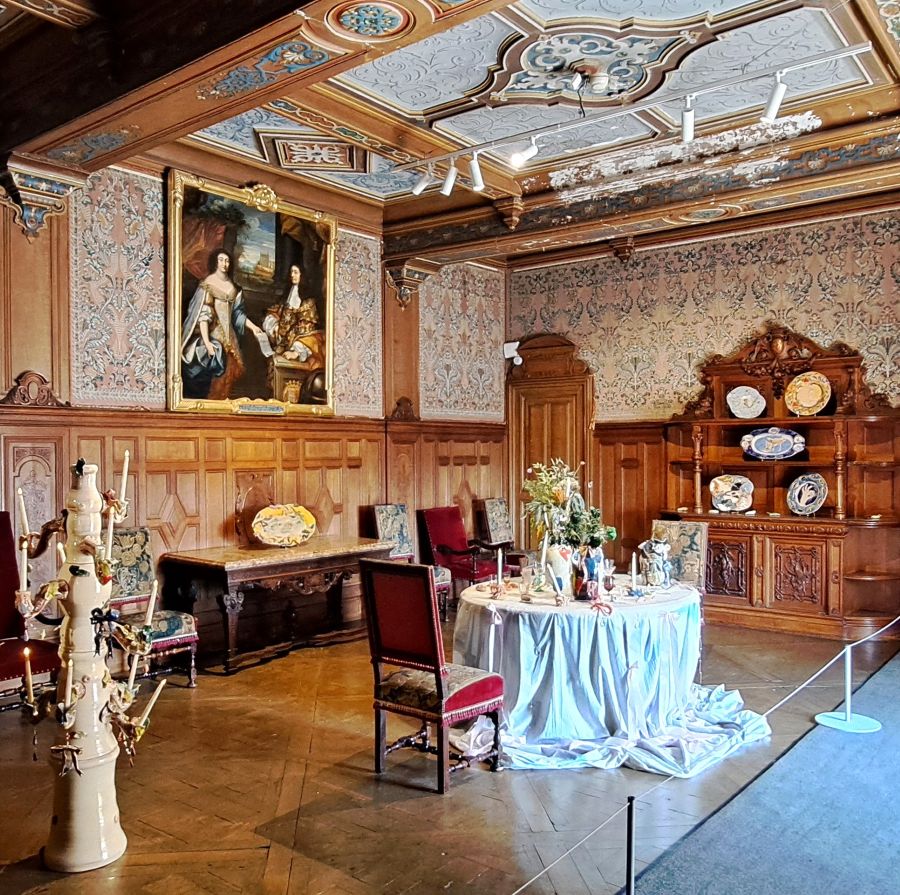 Dining room La Roche-Guyon, where historic pieces meet the Menus Plaisirs of Camille Chastang, 2026. Photo GLK.