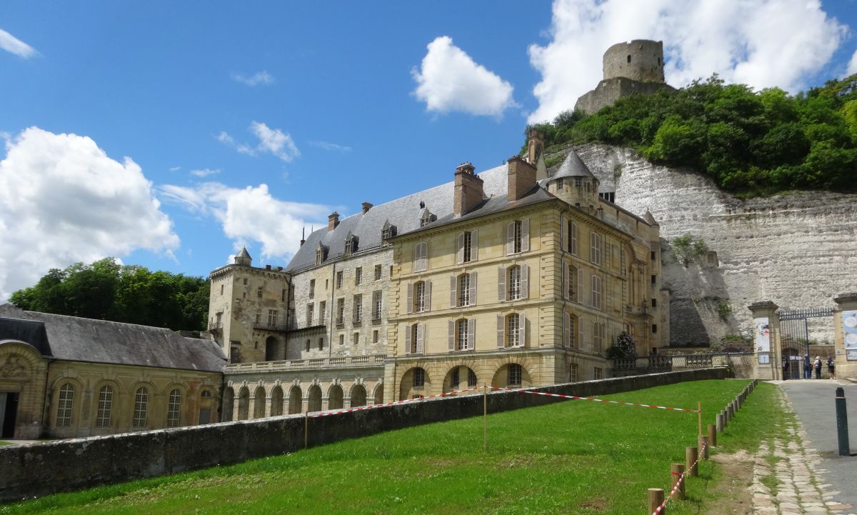 Château de La Roche-Guyon seen from the entrance ramp, with the truncated tower above the limestone cliff. Photo (c) GLK