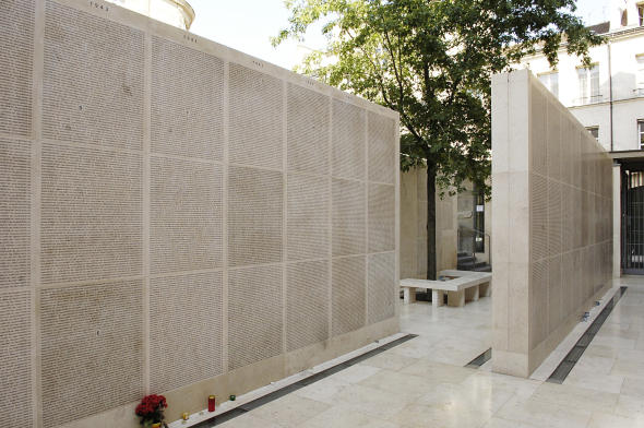 Wall of names of the missing, Jewish Paris. (c) Mémorial de la Shoah
