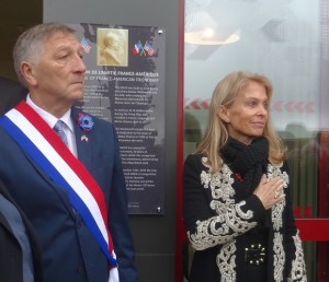 Mayor Jacques Krabal and U.S. Ambassador Jane Hartley during the singing of the Star Spangled Banner during the inauguration of the MAFA, Château-Thierry, Nov. 10, 2015. Photo GLKraut.