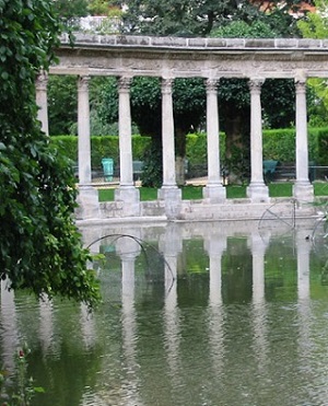 Colonnade in Parc Monceau. Photo GLK.