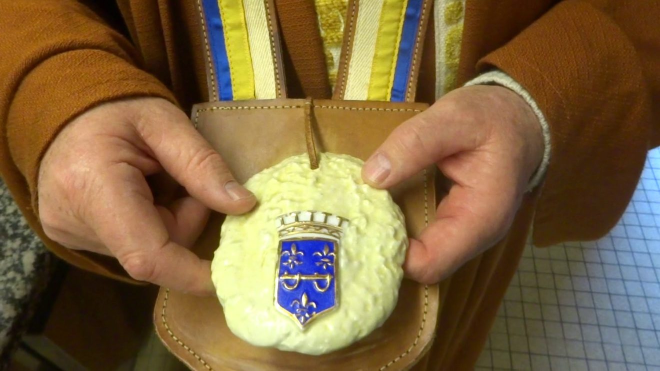 Porcelain massepain with arms of Saint Leonard from the vestments of Frédéric Rougerie.