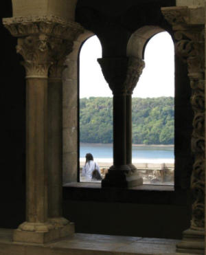 Pillars of the cloister from Saint-Guilhem-le-Désert overlooking the Hudson. © Michael Esris