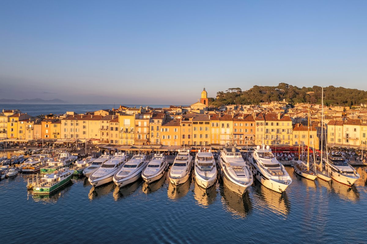 Small boats, tour boats, yachts and sailboats along the waterfront ©Saint-Tropez Tourisme-Roman Quenin
