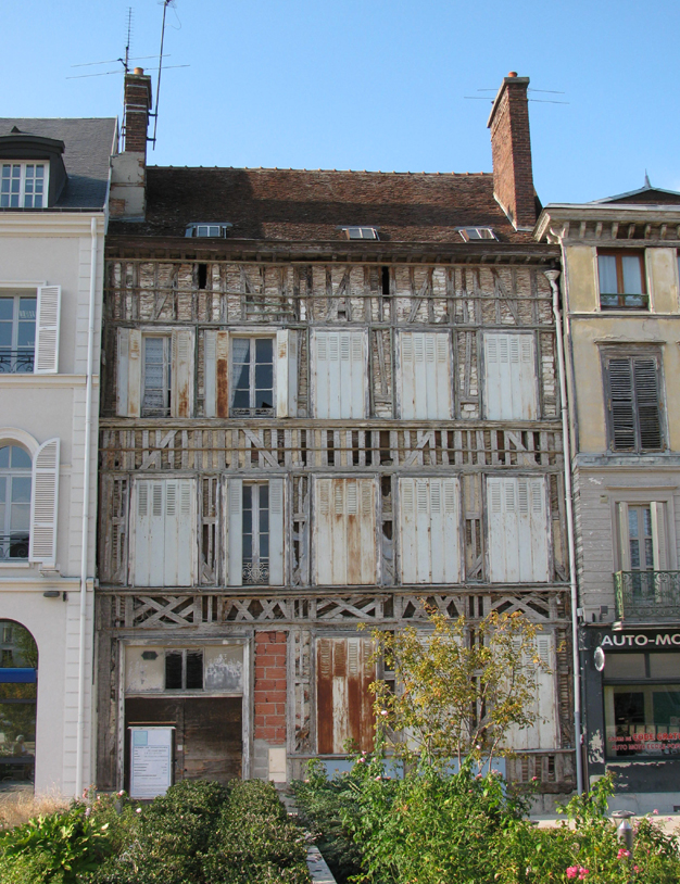 Unrestored half-timbered building in Troyes. Photo GLK