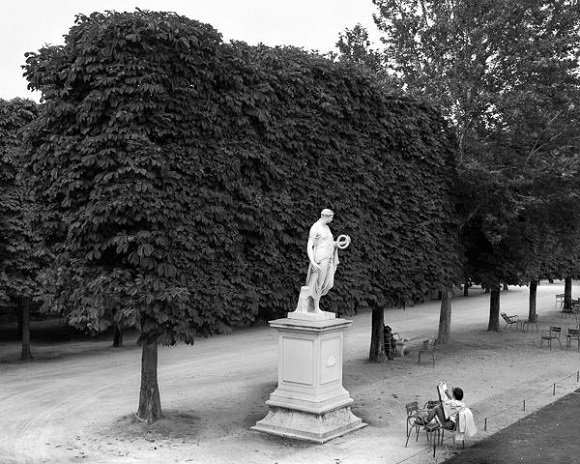 The pose, Tuileries Garden, 2012. E. Prudhomme