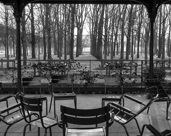 Under shelter, Tuileries Garden, 2011. E. Prudhomme